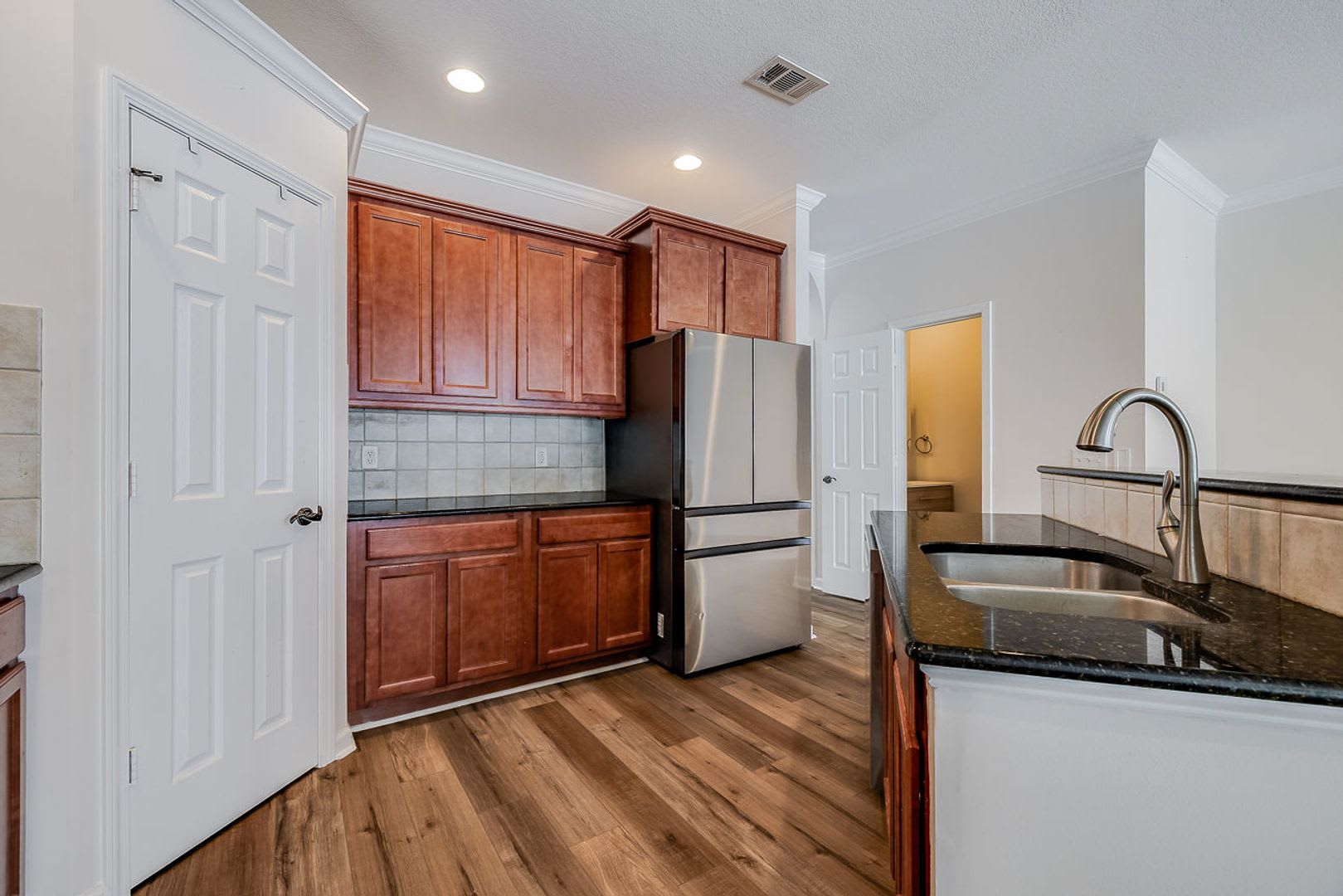 3-Bedroom End-Unit Townhome in Gated Weslyn Park – photo 2
