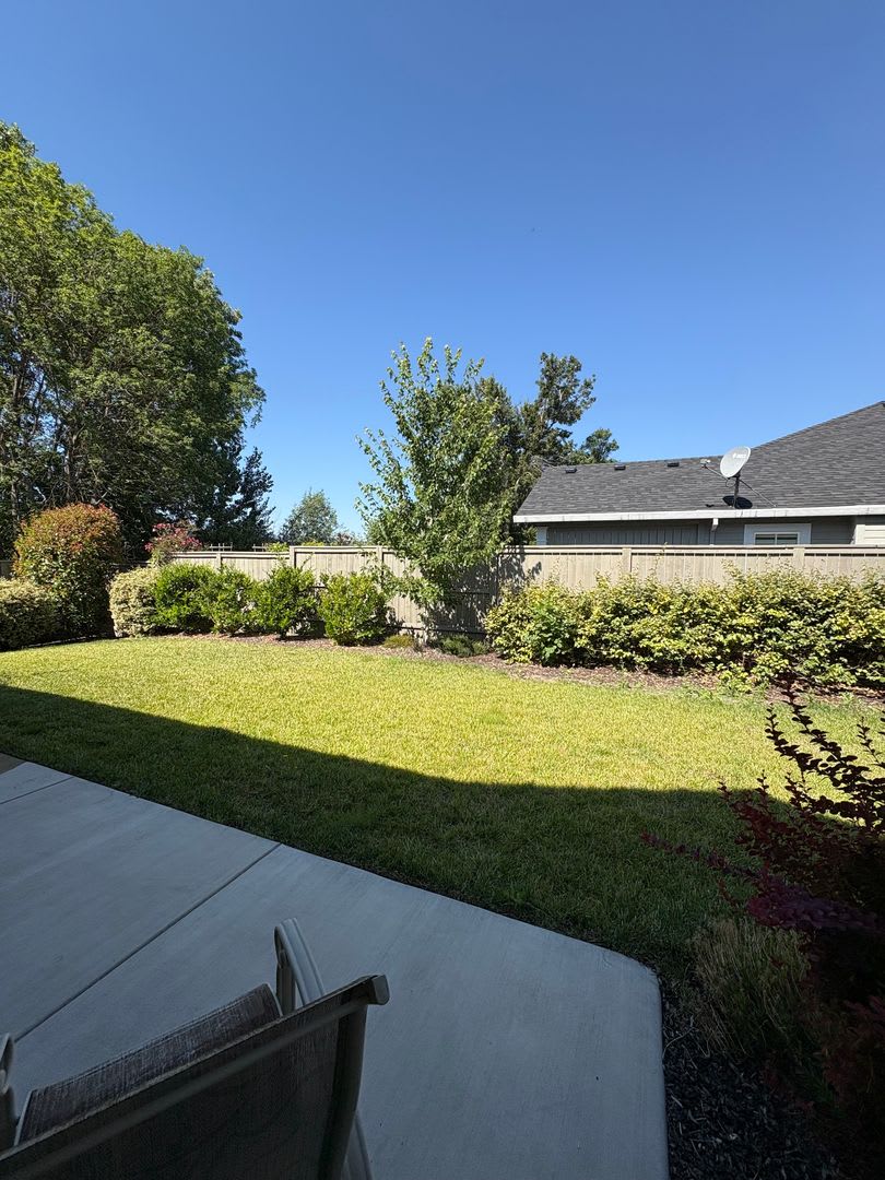 Beautiful 3 Bedroom 2 Bathroom Home in East Medford – photo 2