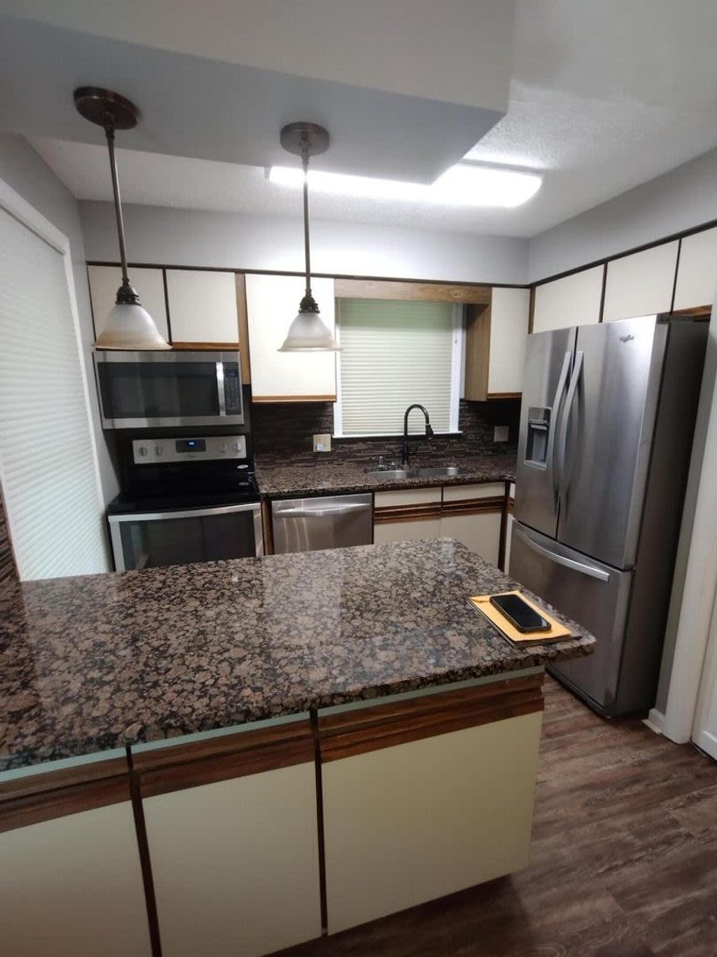 Spacious 3 bedroom townhome close to UK! – photo 4