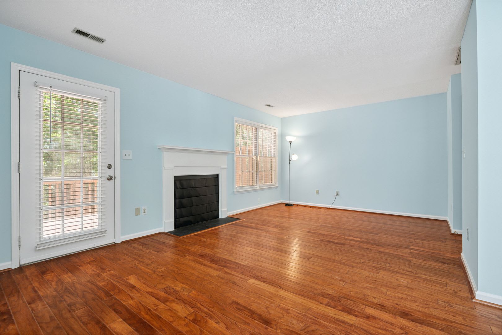 Price Drop 500 Off First Month S Rent Woodcroft End Of Unit Townhouse With Large Bedrooms – photo 4