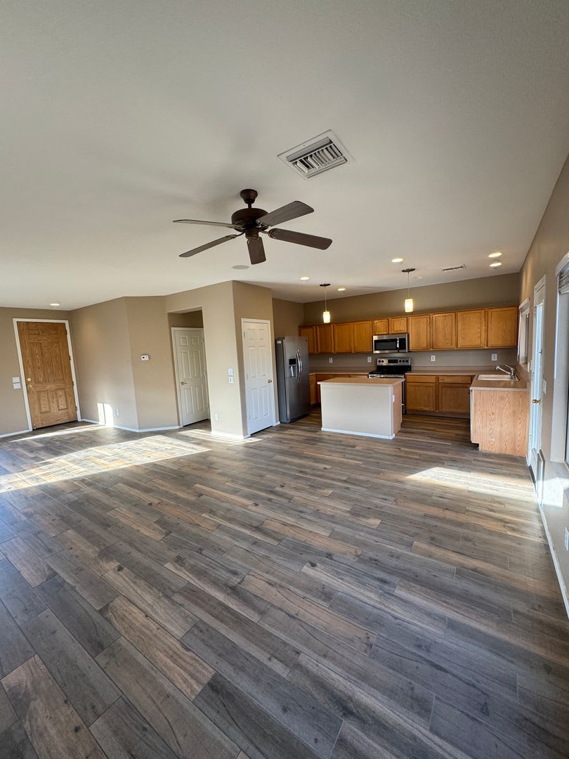Cozy 3 Bed 2 Bath with Enclosed Den! – photo 5