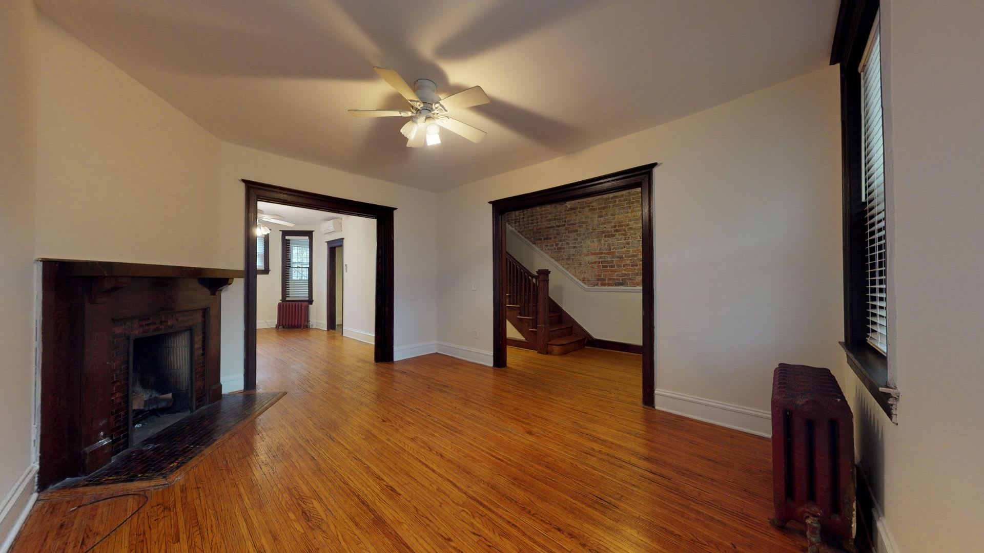 Large 4 Bedroom, 2 Bath House with Hardwood floors, walk in closets and more! – photo 5
