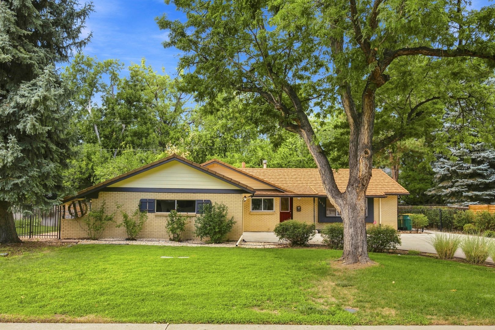 Charming 3-Bedroom Home in Lakewood, CO – photo 2