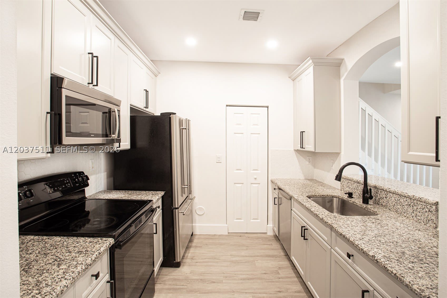 4234 NE 9th St – photo 2