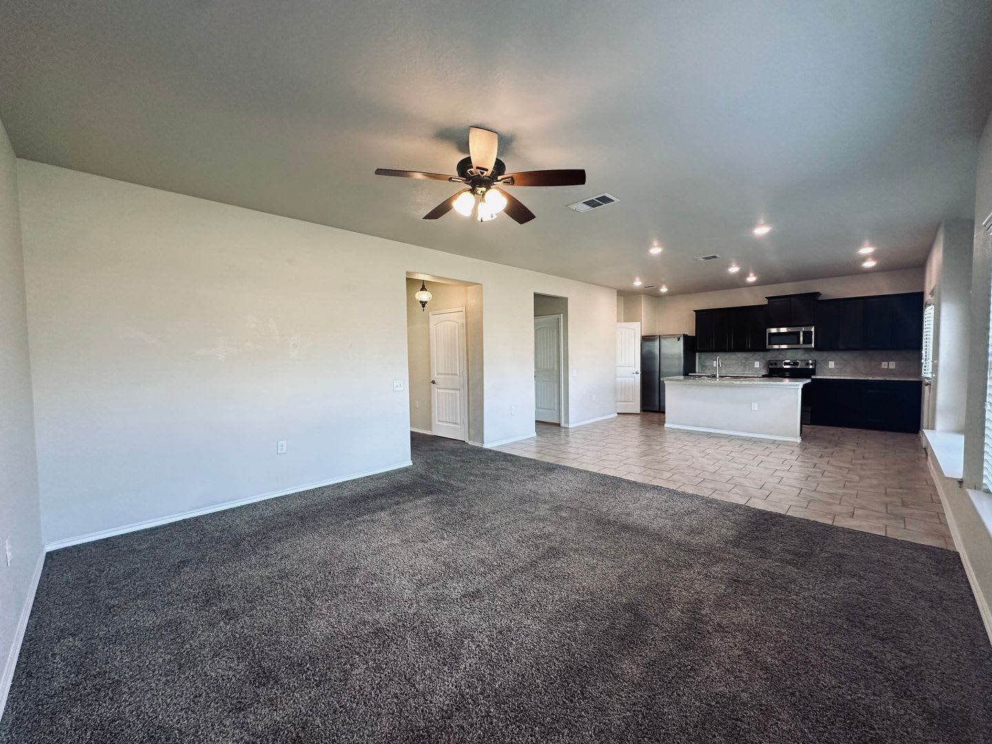 Open Design In Northeast Crossing On Large Corner Lot 3 Bedrooms Study 2 5 Baths Game Room 2 Car Garage – photo 4