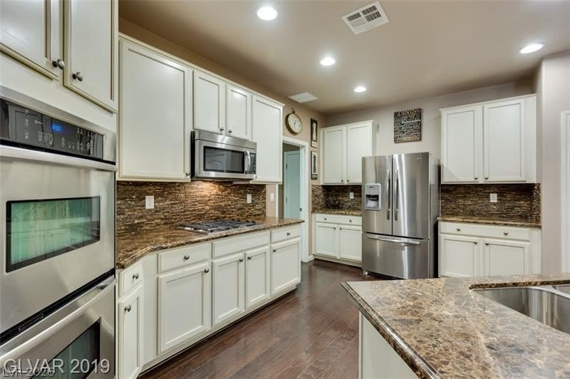 1077 Hickory Park Street – photo 2