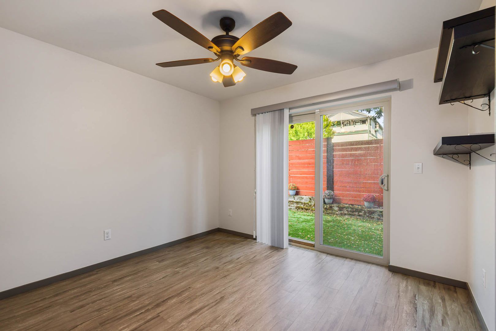 Modern Seattle Townhome with Garage, Fenced Yard & Primary Suite – photo 3