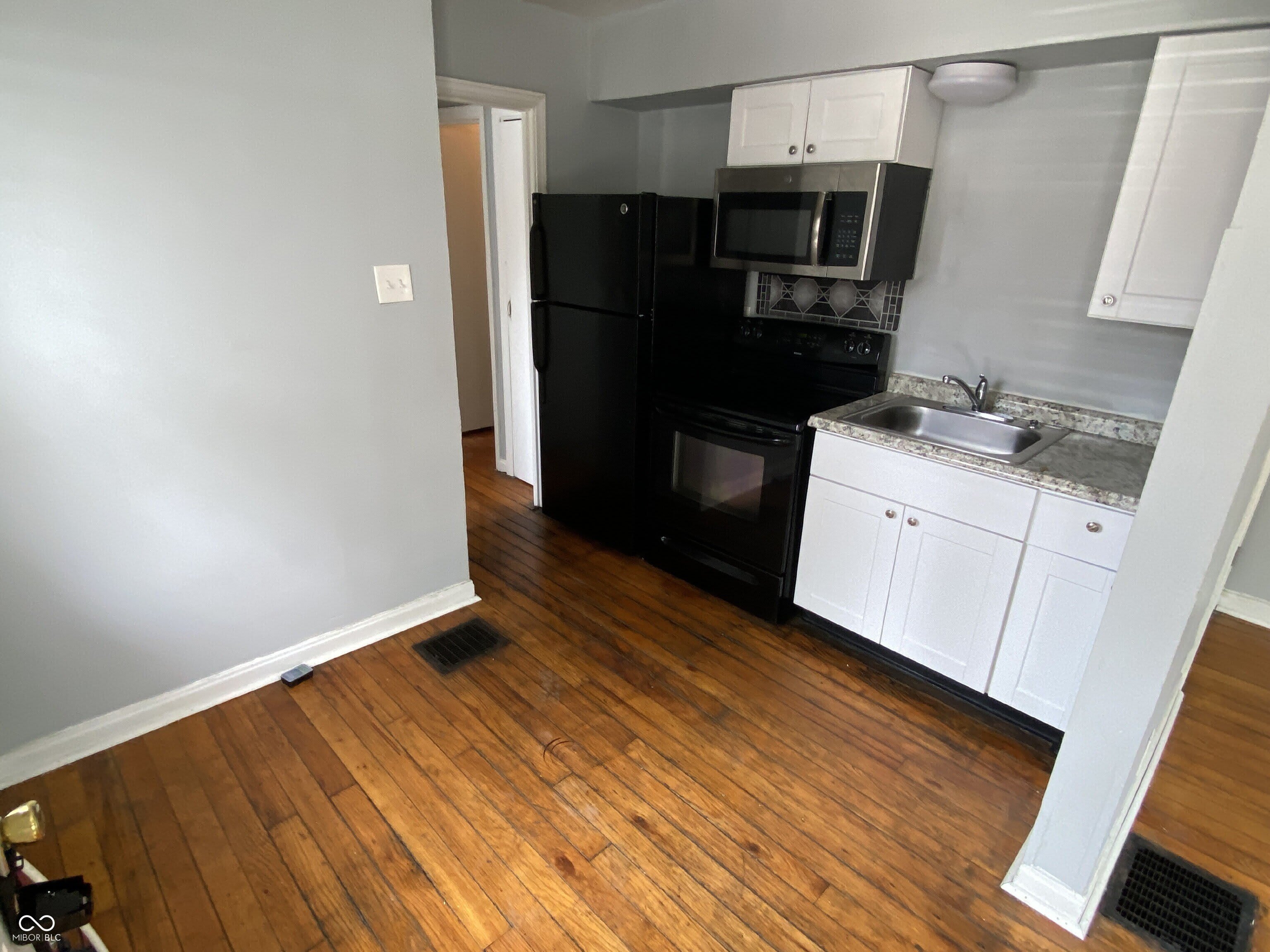 607 N Tibbs Avenue – photo 4