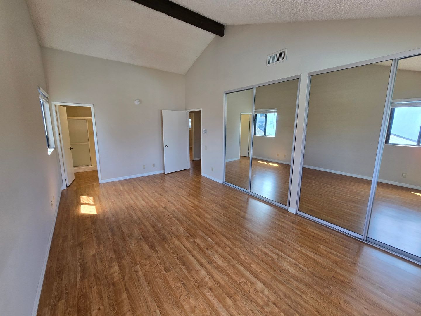 Move-Special: 1/2 off 1st month’s rent! Spacious 3-Bedroom, 2.5-Bath Townhome in Desirable La Jolla – photo 4