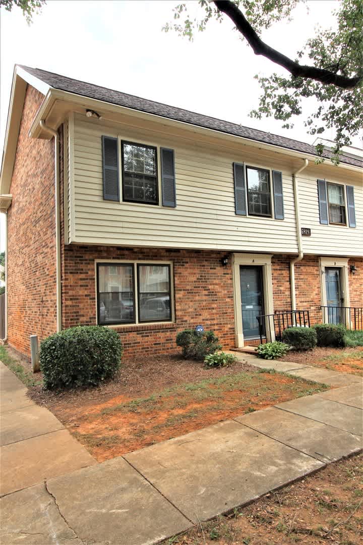 3 Bedroom Townhome by the Light Rail! – photo 2