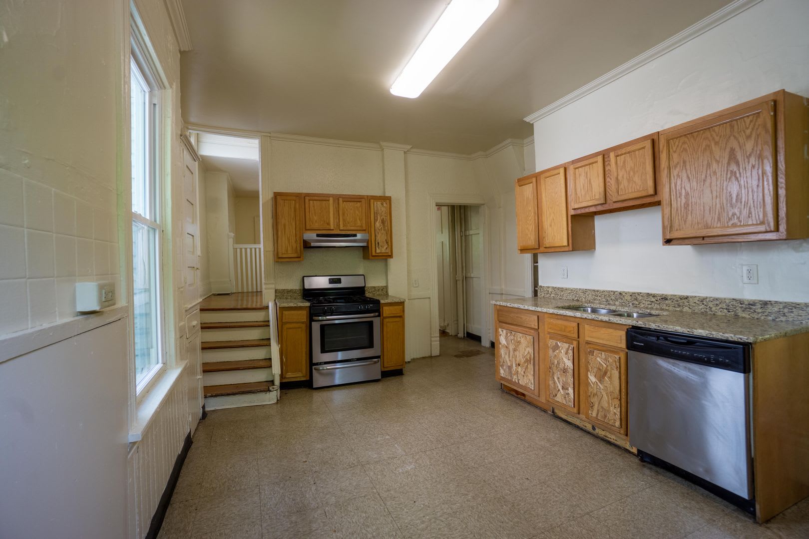 116 Victoria Avail 6 1 2027 Charming 5 Bedroom Home With Hardwoods Short Walk To Eateries And Shops – photo 2