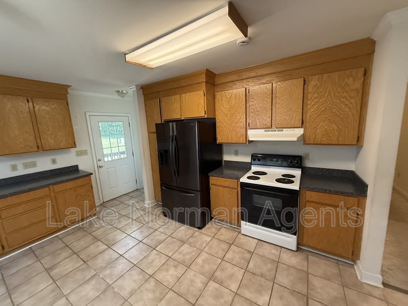 140 Watkins St – photo 3