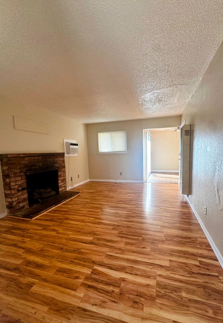 2 bedroom for Rent-New Interior Paint, Attached Garage – photo 3