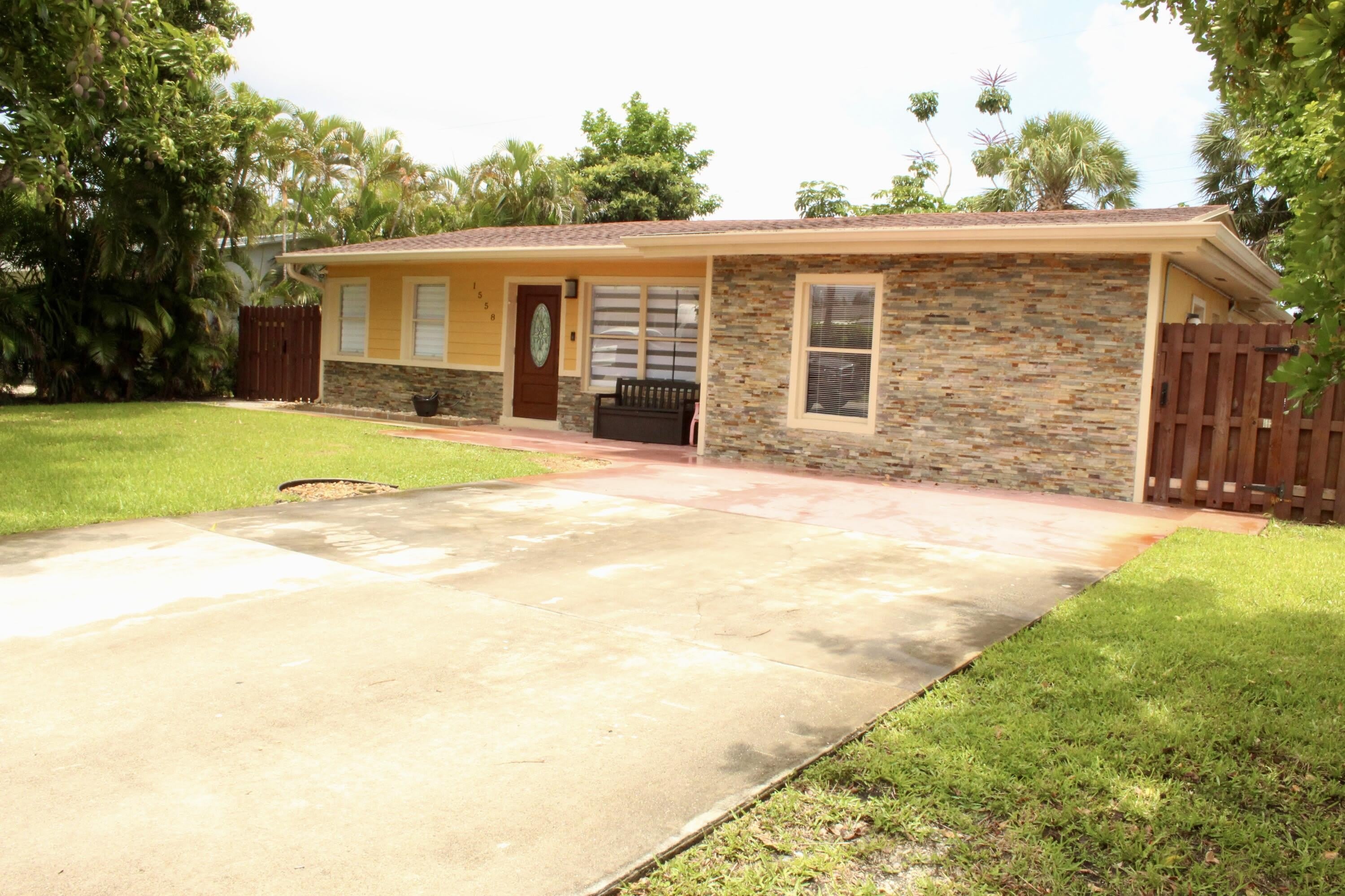 1558 Ne 30Th Street – photo 3