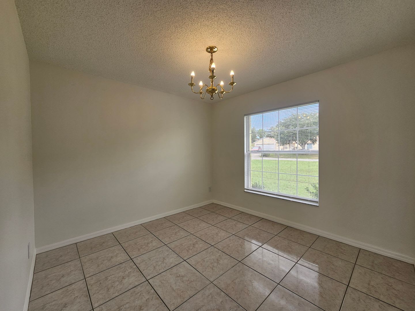 Bright & Spacious 3-Bedroom Home in the Heart of Clermont! – photo 3