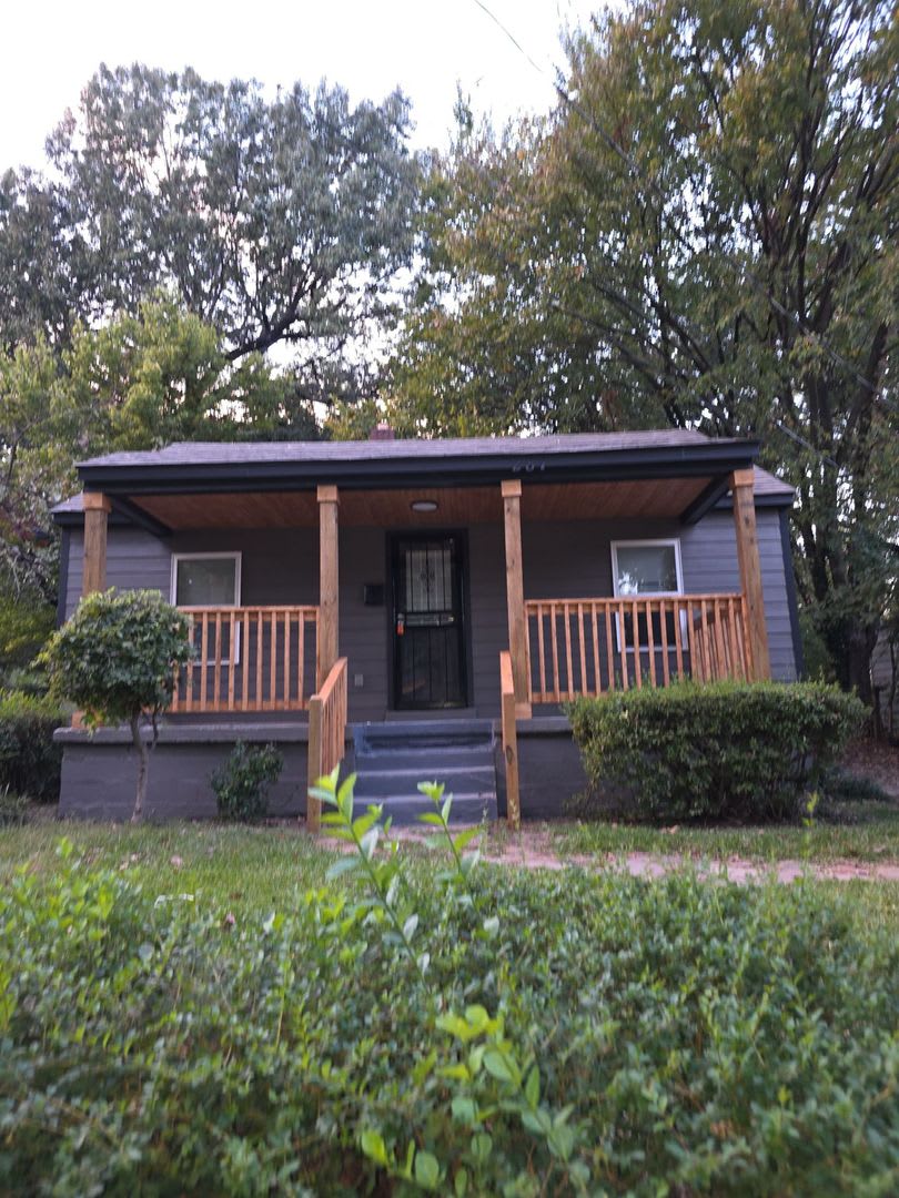 Spacious 3 Bedroom 2 Bath House Unfurnished – photo 2