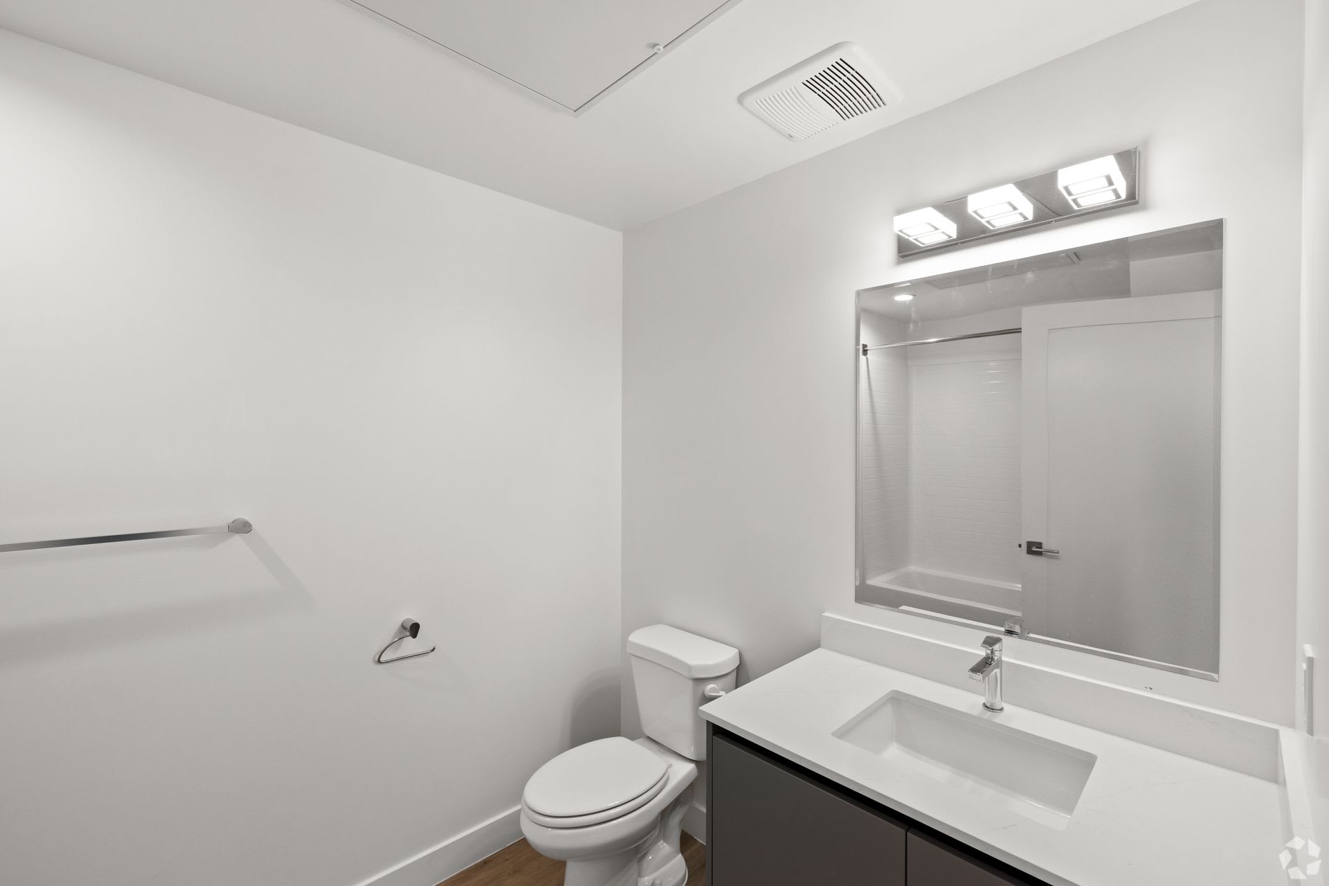 6600 Van Nuys Blvd – photo 5