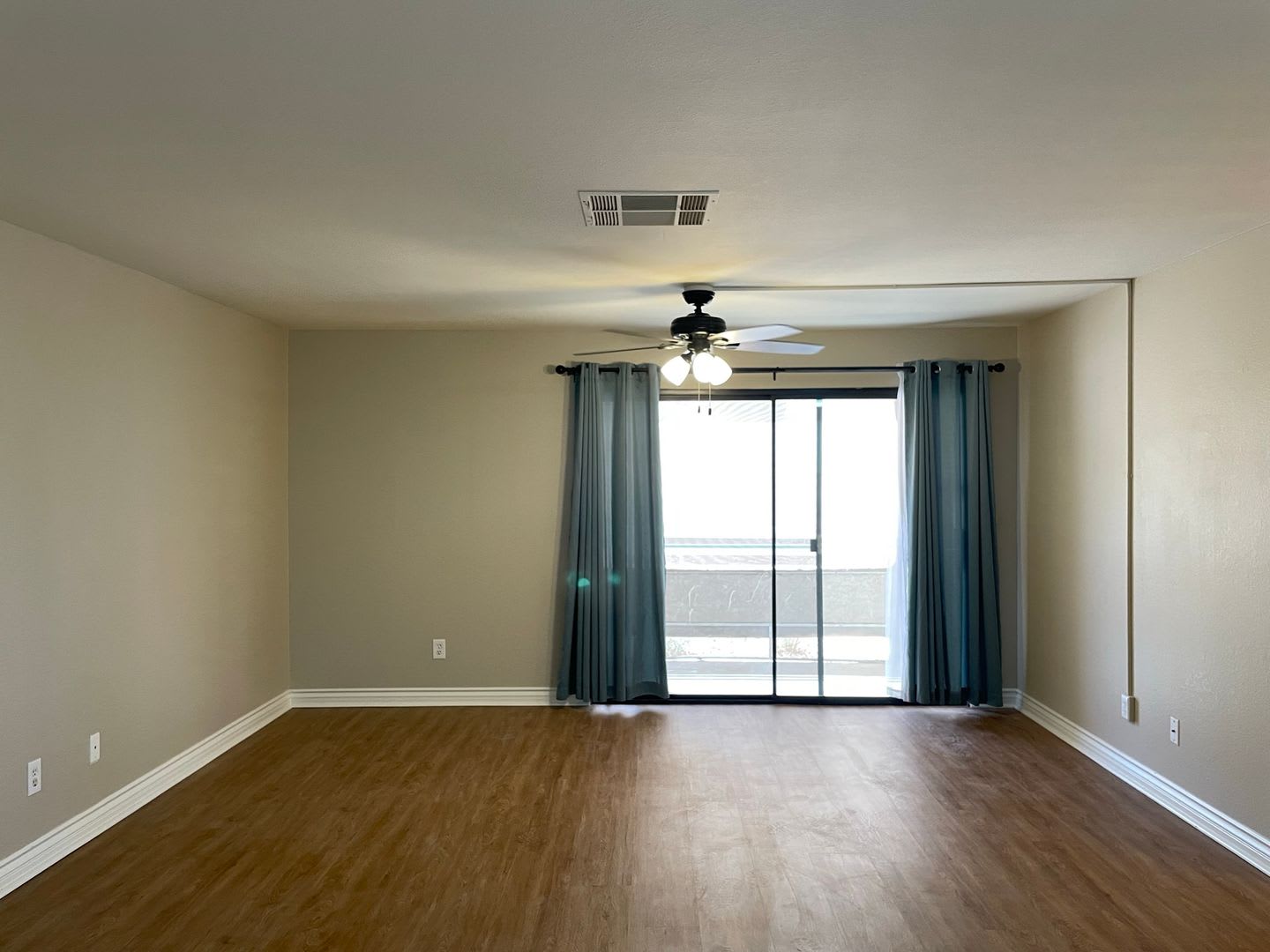 Captivating and Impeccable 3 Bedroom, 2 Bathroom in gated community – photo 3