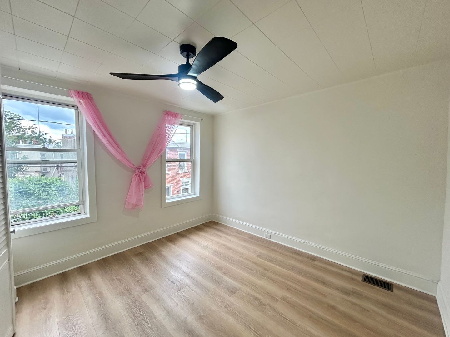 Updated 2-Bedroom Fishtown Townhome with Central Air – photo 5