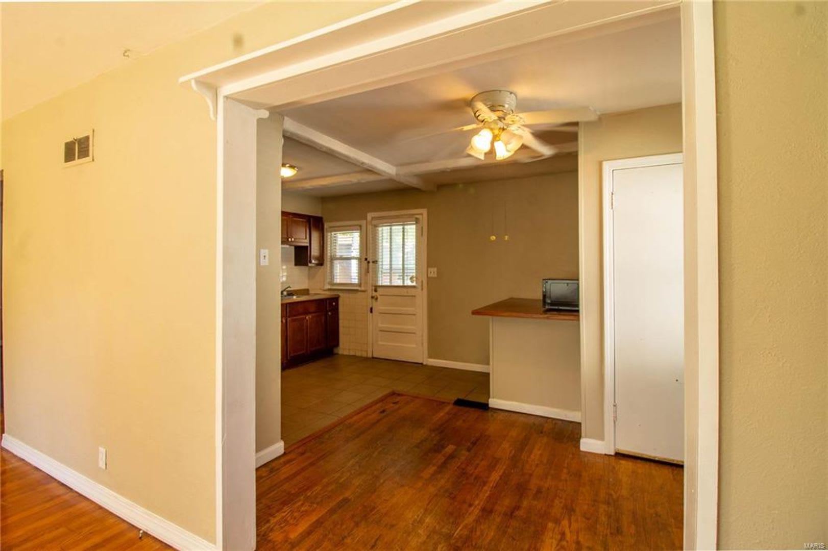 Adorable 2 bedroom home in Overland – photo 3
