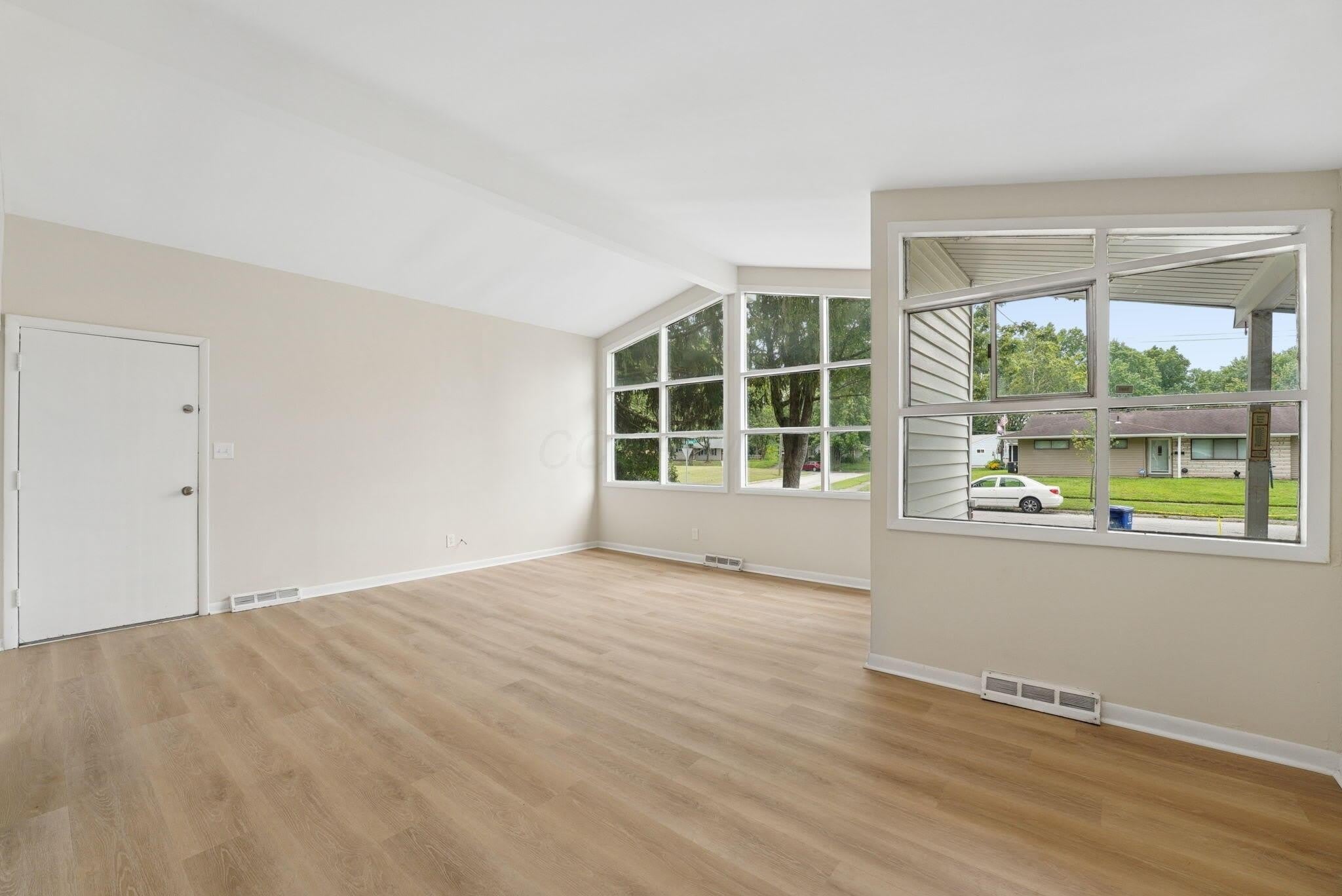 5038 Betsy Drive – photo 4