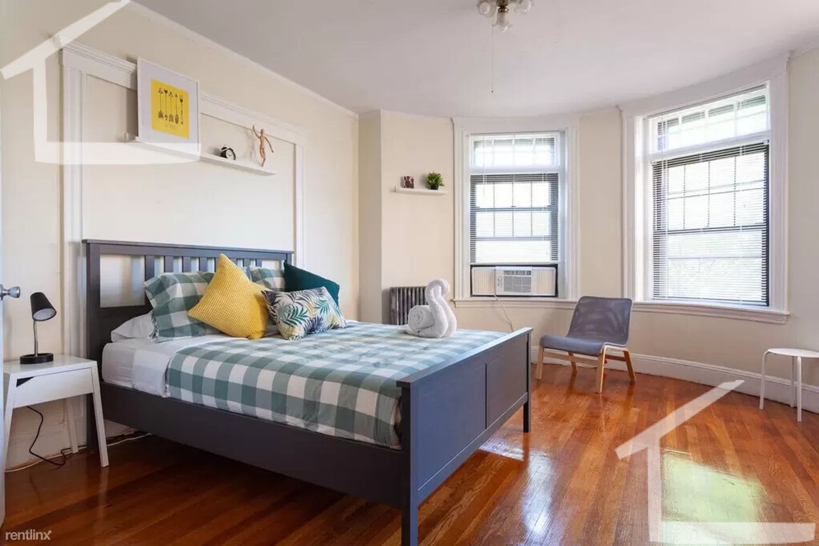 Amazing Coolidge Corner Apt right by T, Shopping, Nightlife and Restaurants. Quick commute to BU! – photo 1