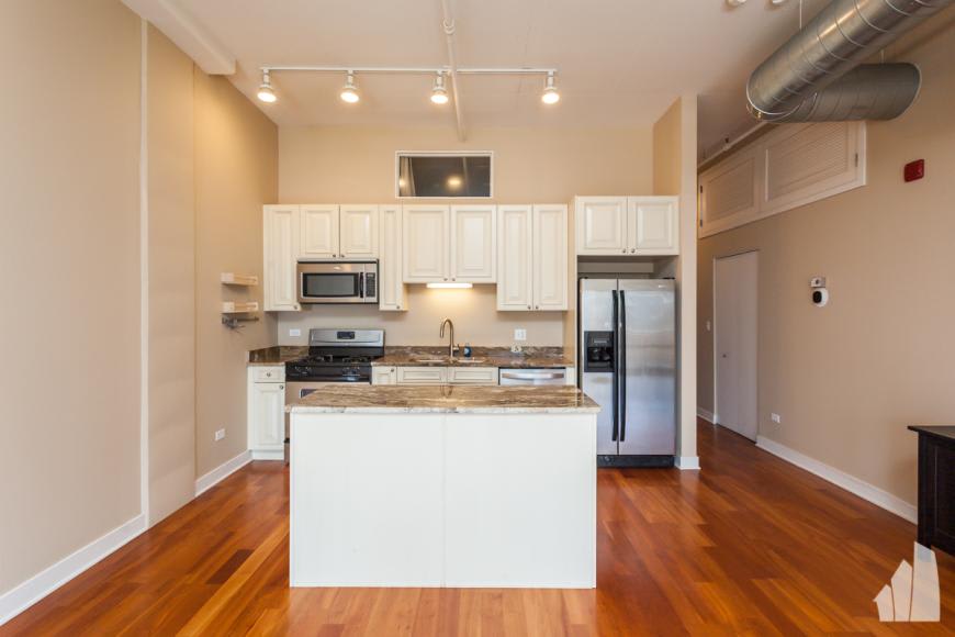 740 W Fulton St – photo 1