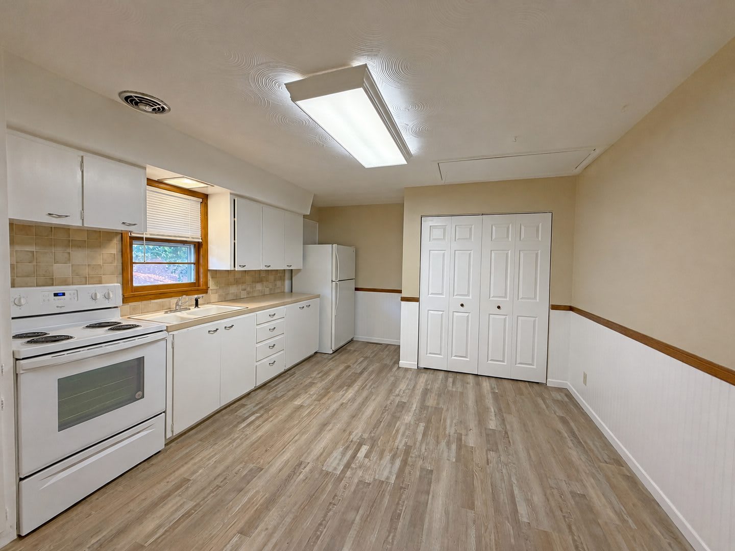 Cute & Clean Duplex Available Now! – photo 5