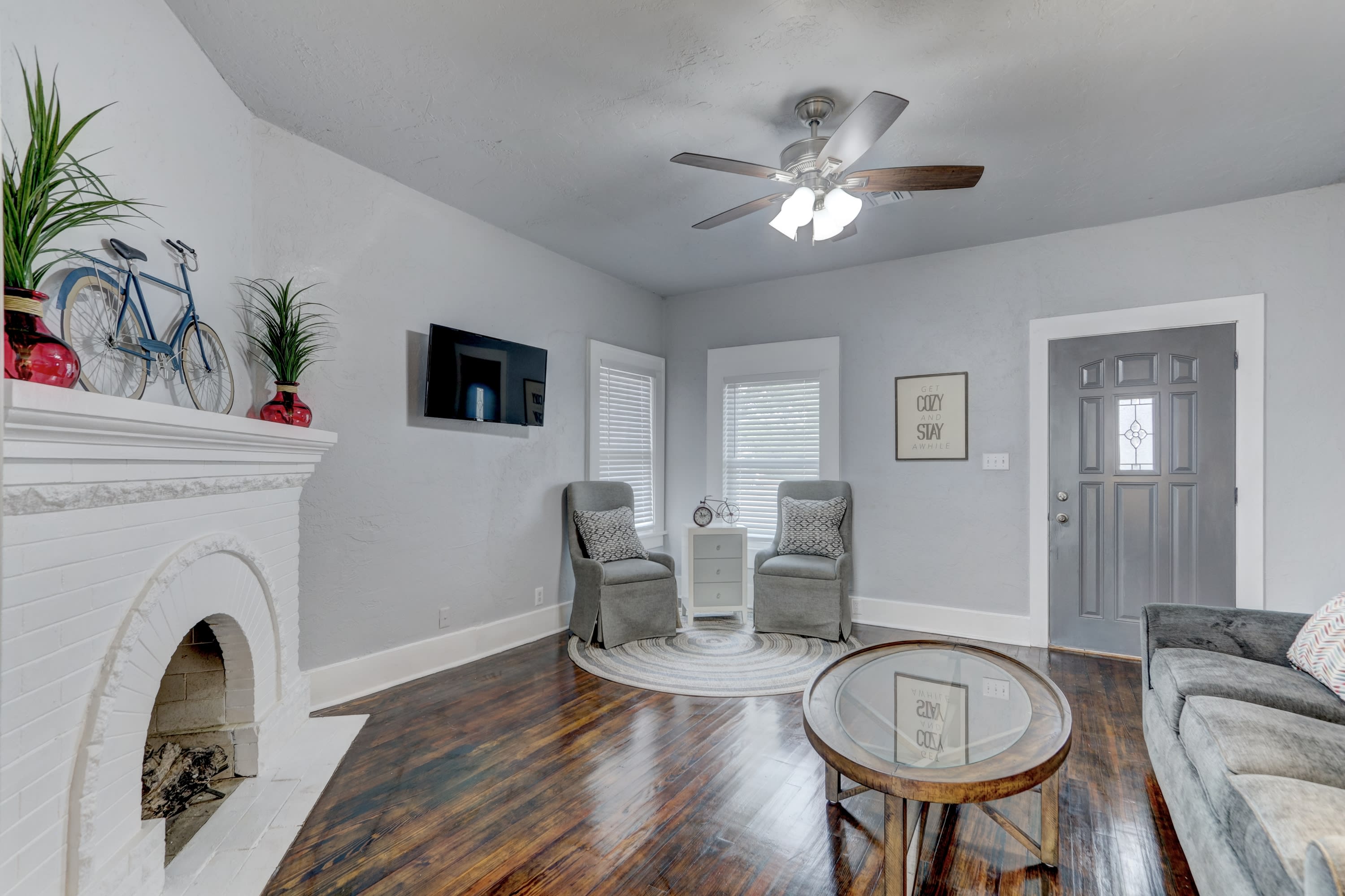 402 E 3rd St – photo 3