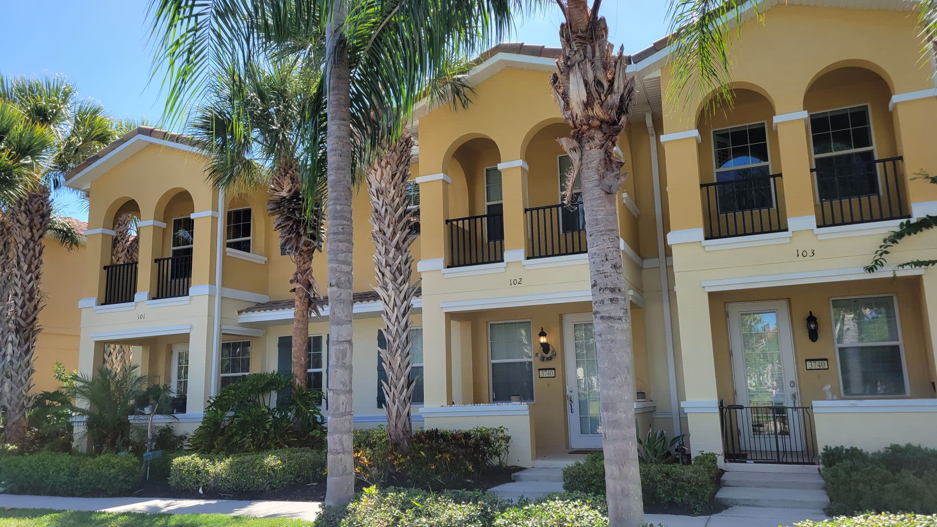 Seasonal Only 3 Bedroom 2 1 2 Bath Townhome Off University Parkway With Water View – photo 2