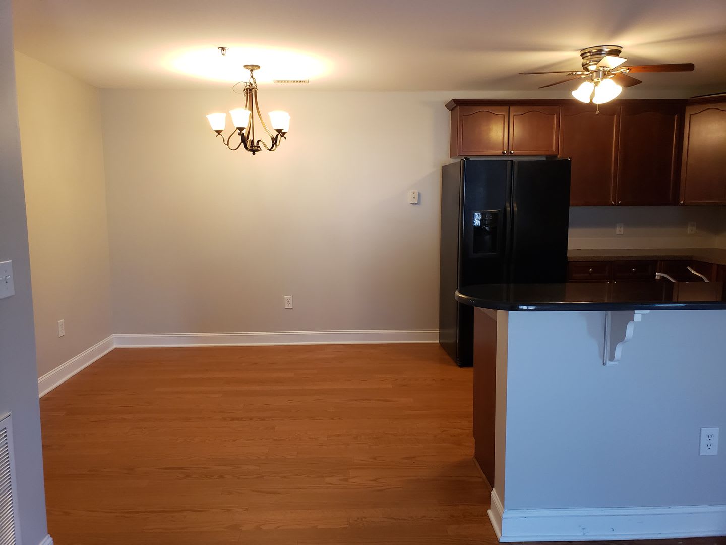 Great Upper Level Condo Convenient To Everything – photo 4