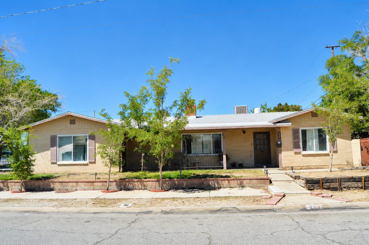 233 East Nugent Street – photo 1