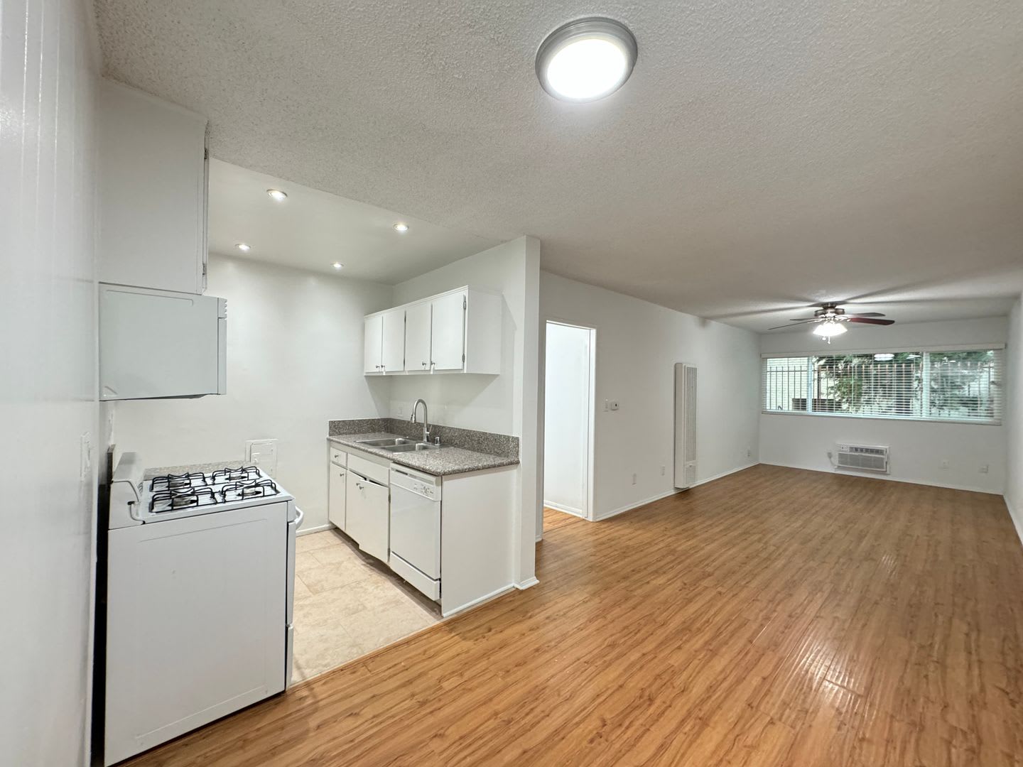 14220 Burbank Blvd – photo 4