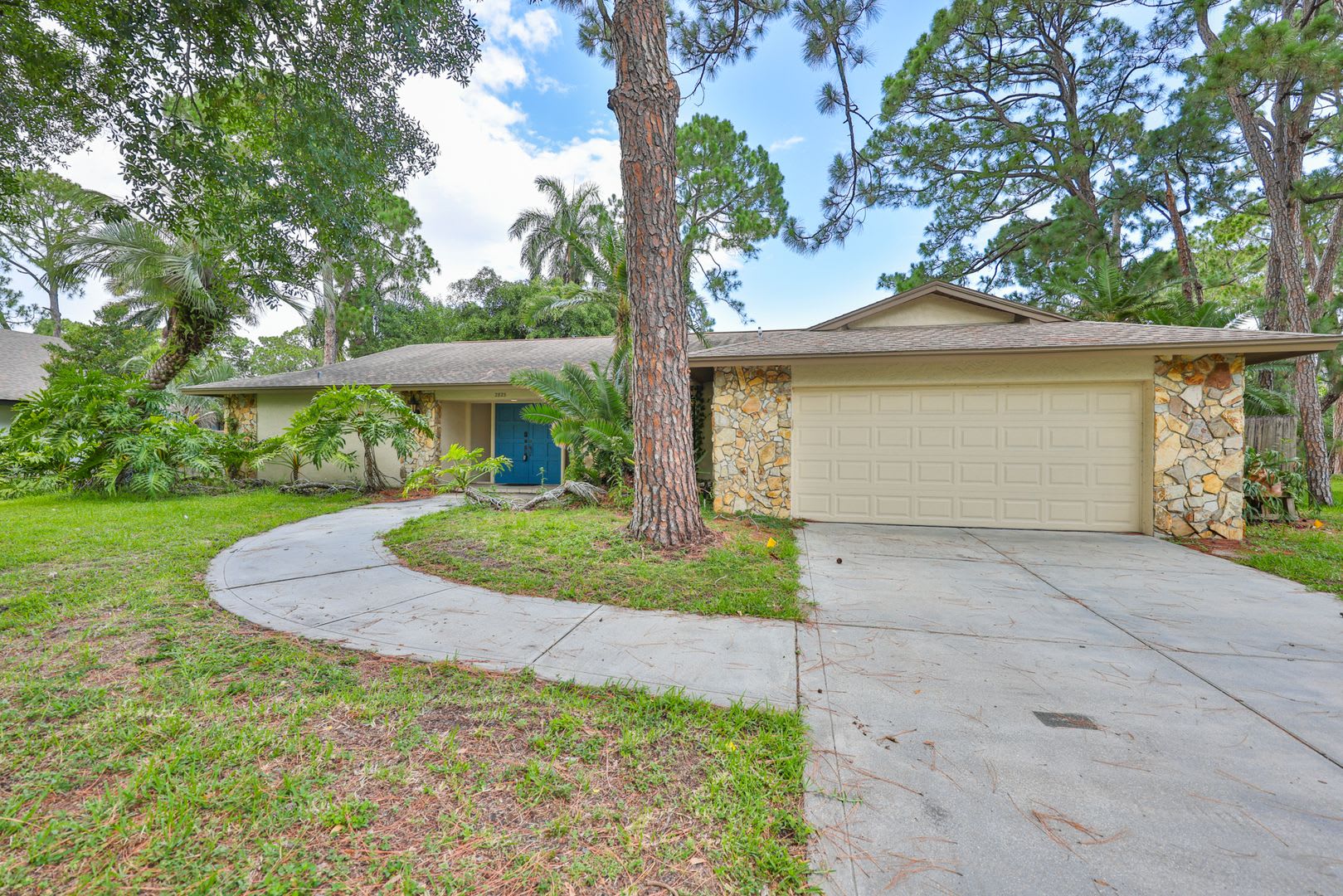 Move In Special 3 Beds 2 Baths Home With Jacuzzi 2 Car Garage In Clearwater – photo 3