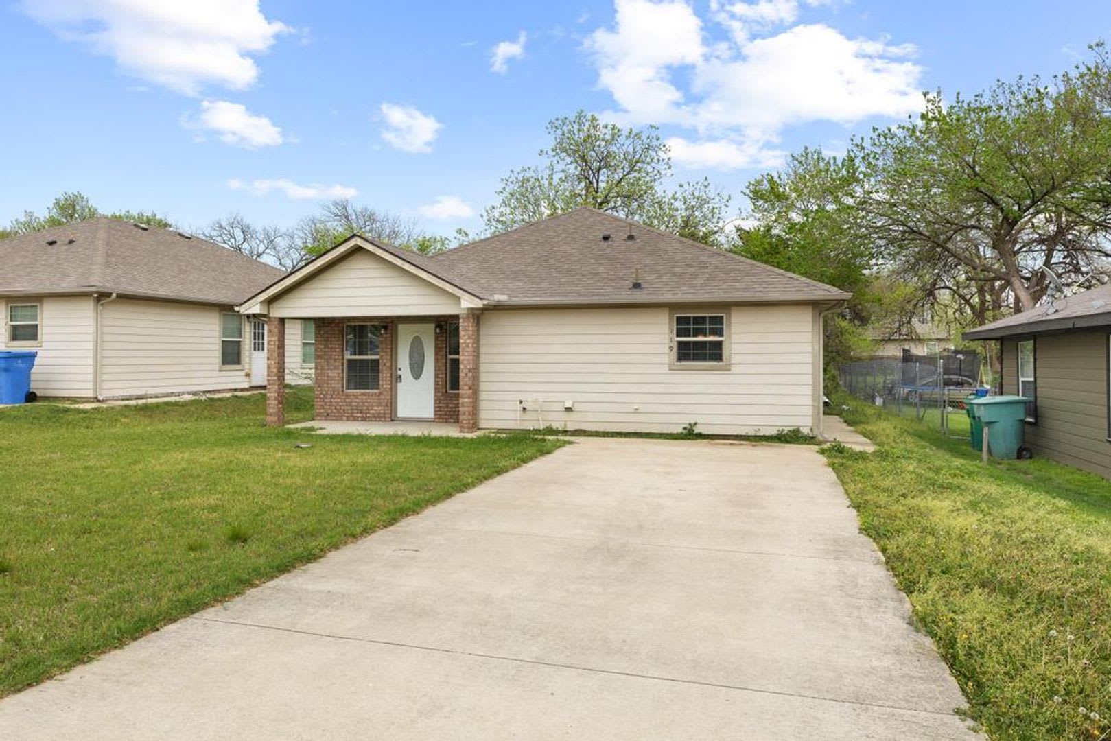 Step Into Comfort And Modern Convenience With This Charming 3 Bedroom 2 Bathroom Home In Sherman Texas – photo 3