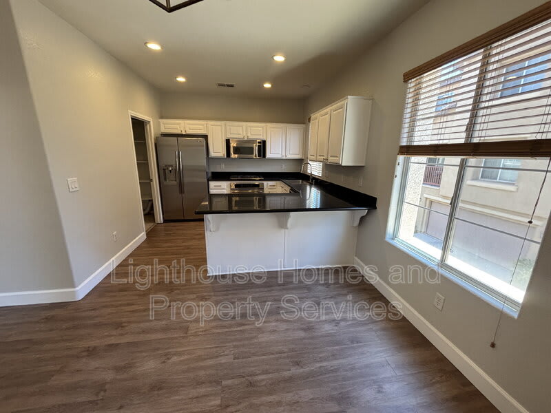 1895 Ardilea Street – photo 4