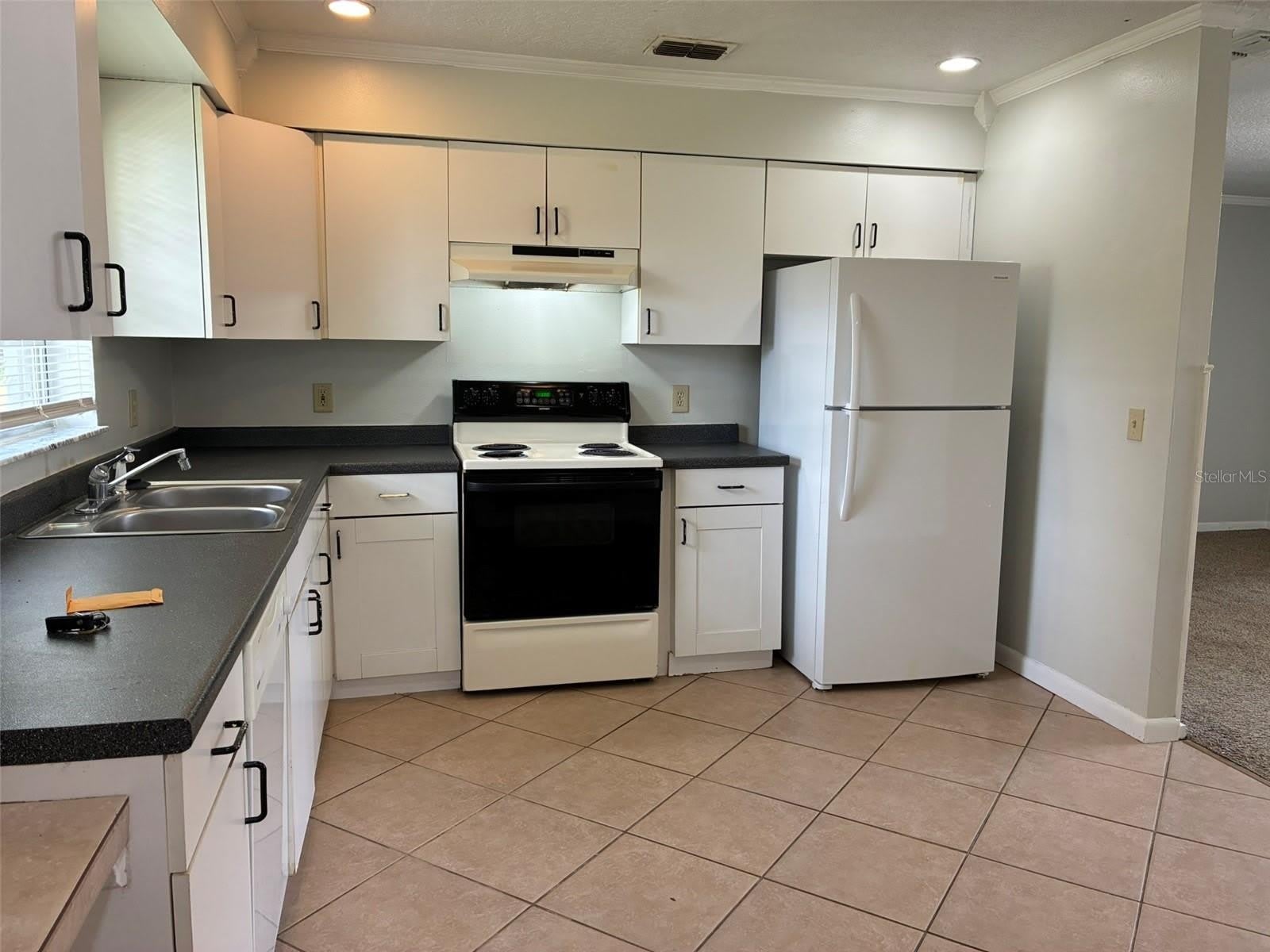 320 QUEEN Avenue – photo 2