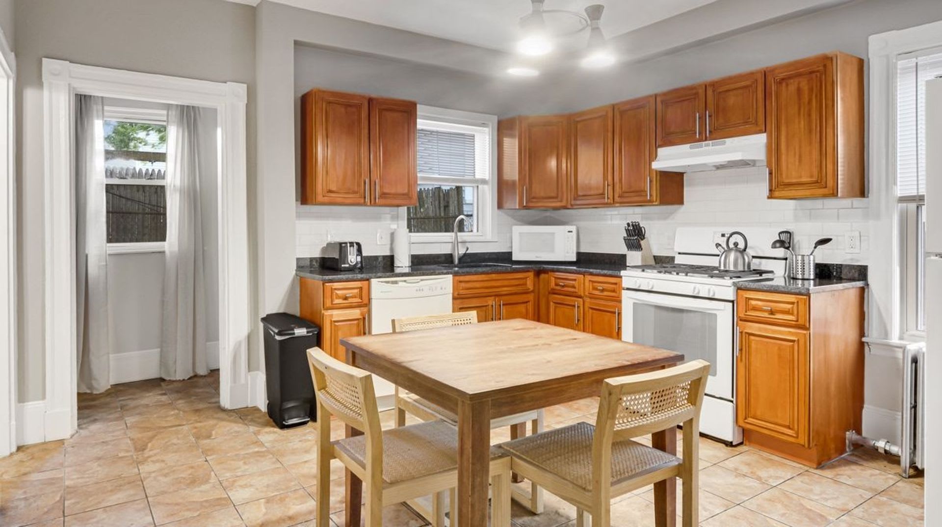 Nice 4.5 bedroom, 2-bathroom unit in lower Allston available for 9/1! – photo 2