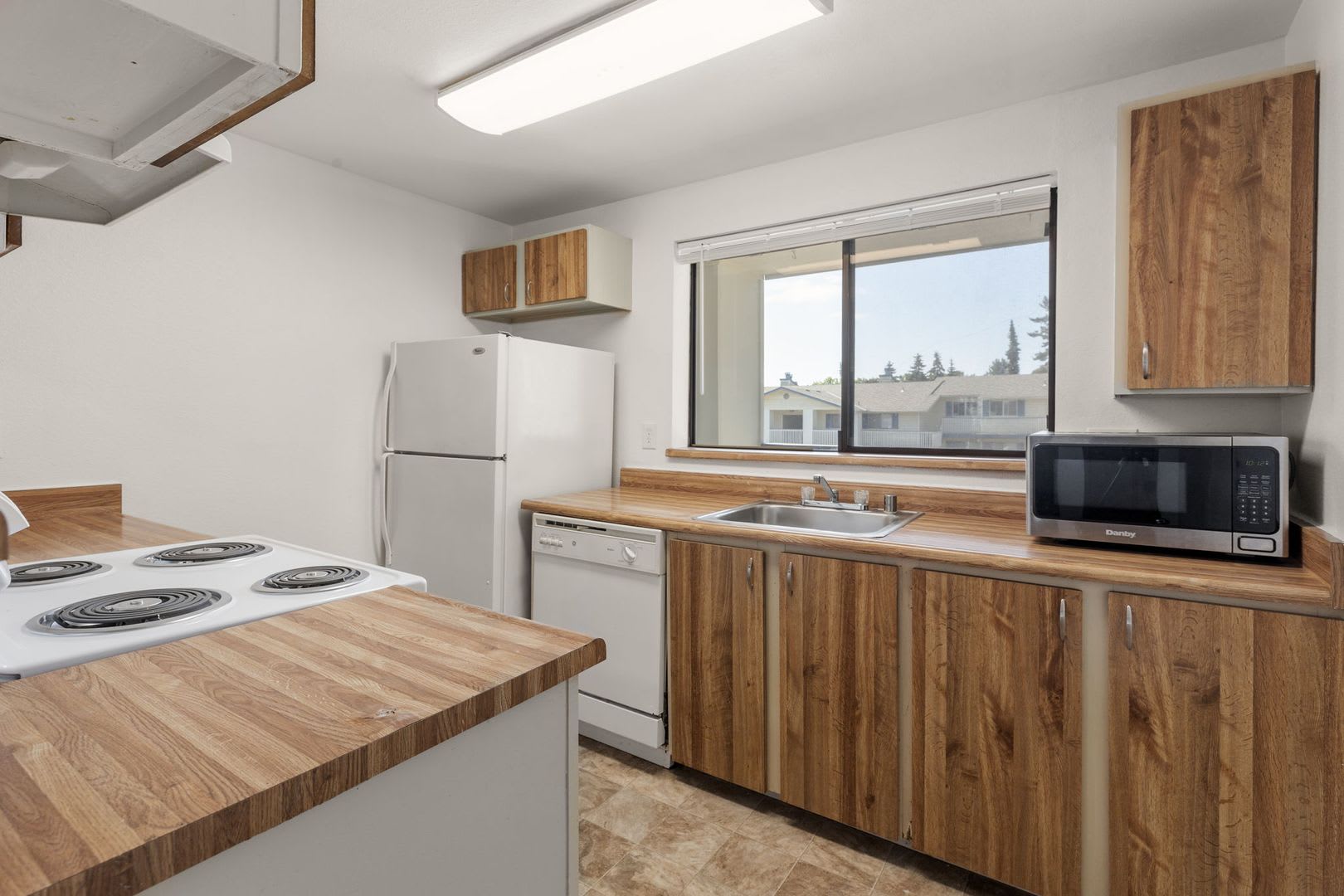 New Carpet And Paint Top Floor 2Drm 2 Full Bath Open Floor Plan Pool Water Sewer Garbage Included In Rent – photo 5