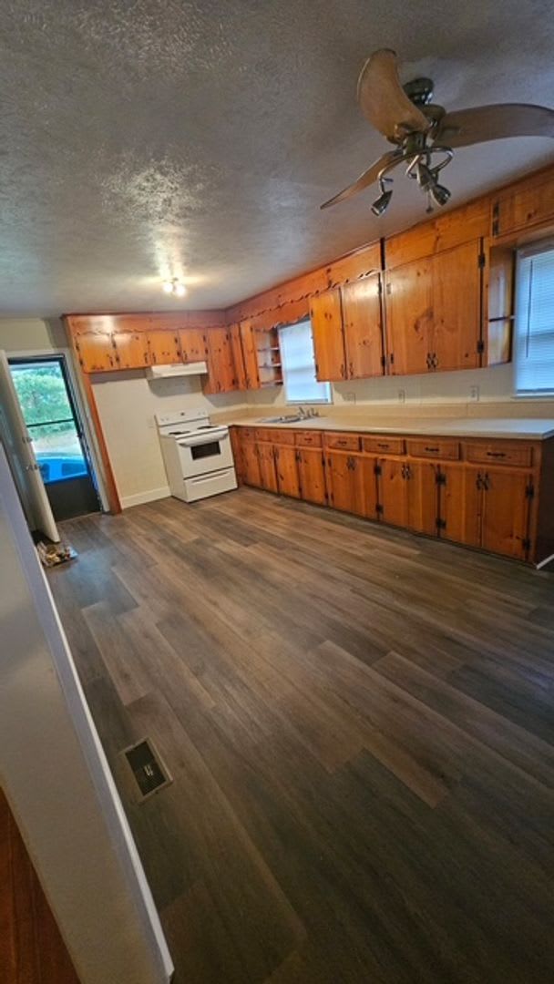 3 bedroom, 1 bathroom home on 1/2 acre lot with storage – photo 2