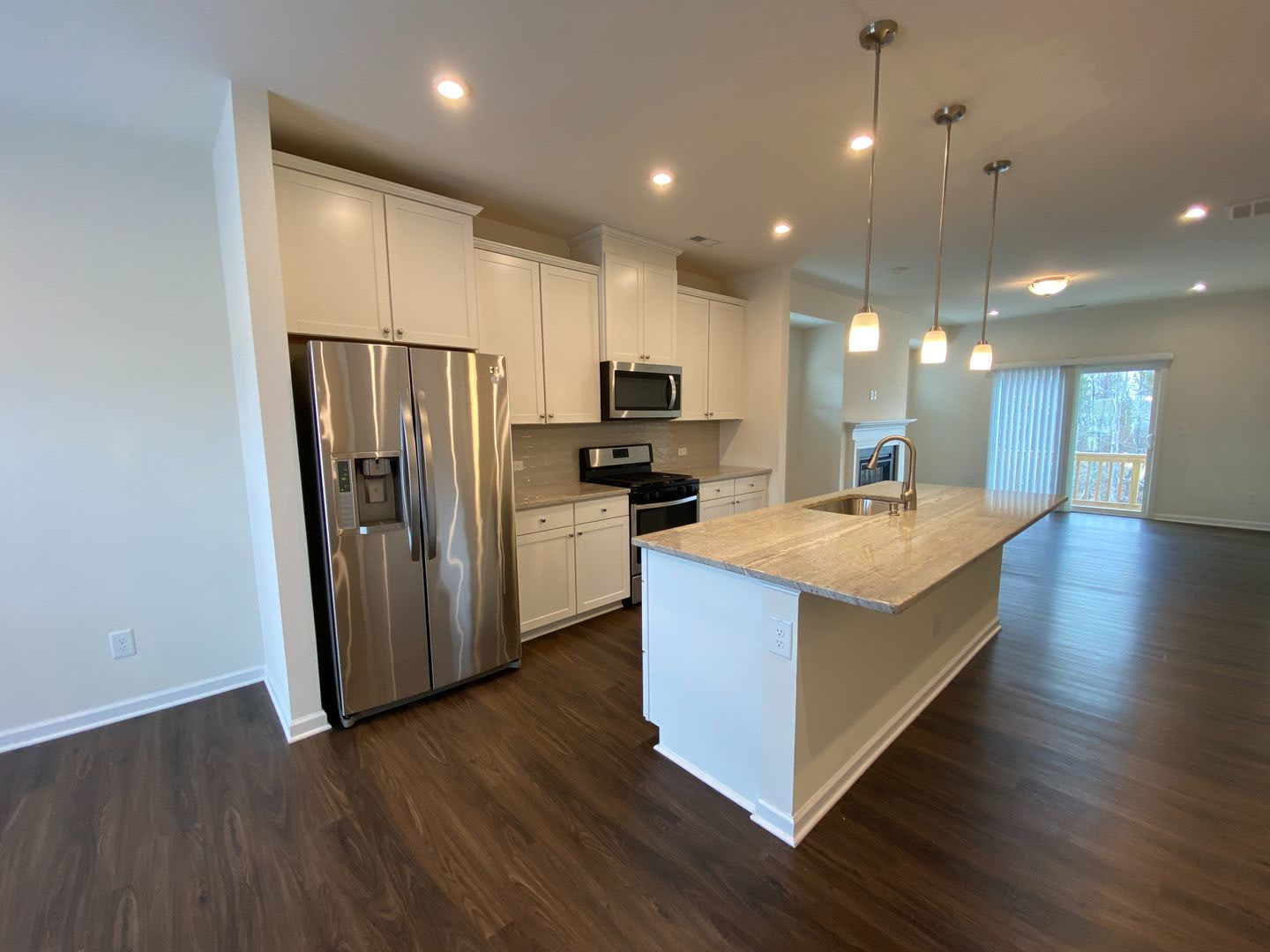 Room In 4 Bedroom Townhome At Mahal Ave – photo 1