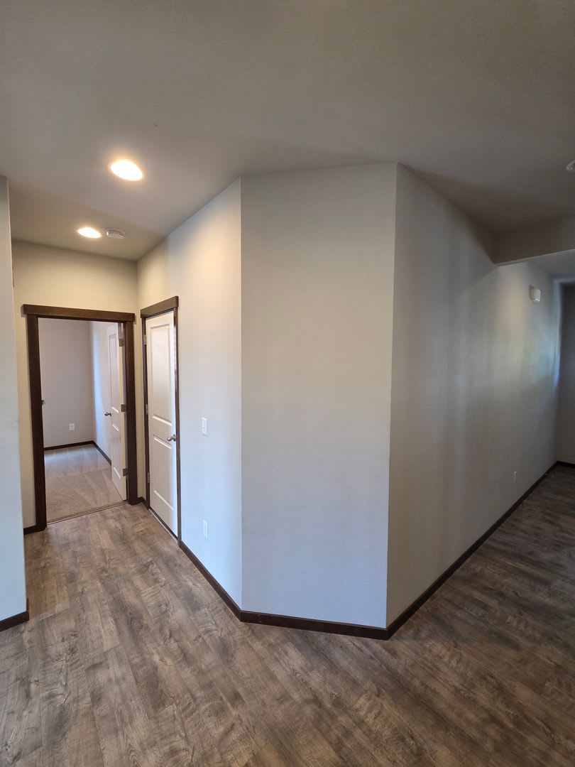 FIVE BEDROOM For Rent in West Hills! Fenced Yard, Laminate Flooring, Pets Okay! – photo 5