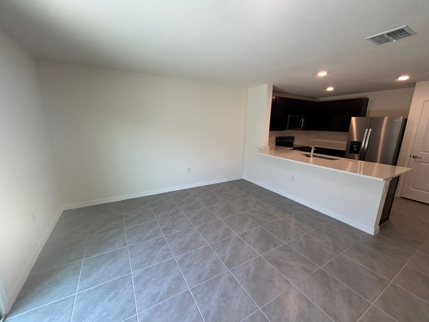 3/2 Townhouse, Great Location – photo 3