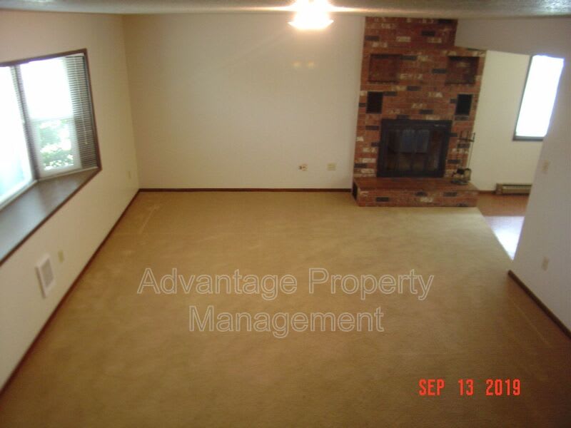 1952 APPLEGATE ST. – photo 5