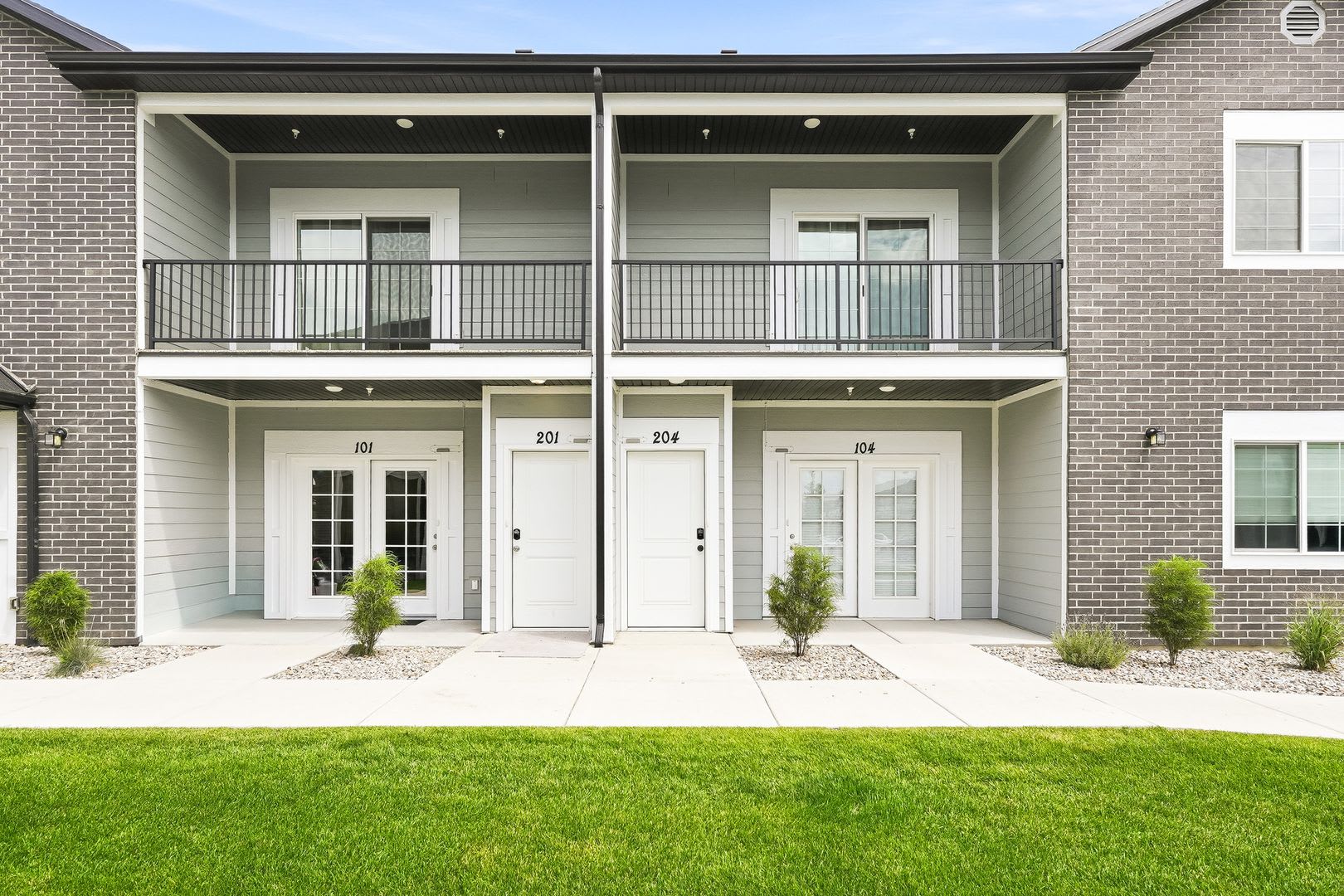 Welcome home to this beautifully designed 3 bedroom, 2 bathroom new construction townhome – photo 1