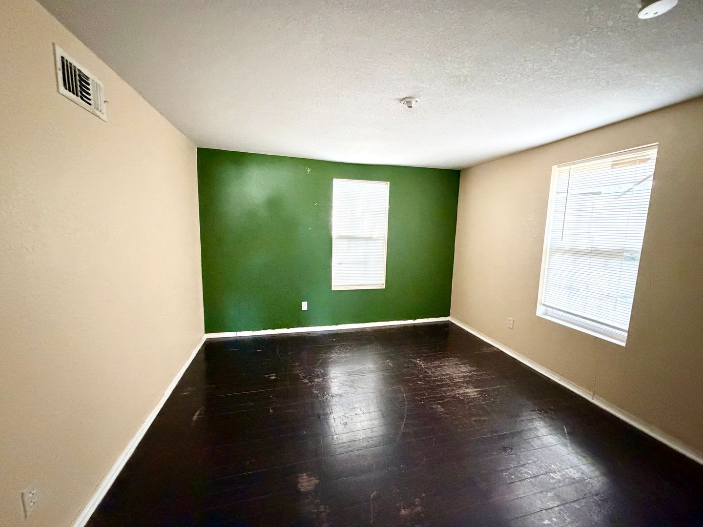 Charming 3BR in a Beautiful Park-Like Setting – photo 2