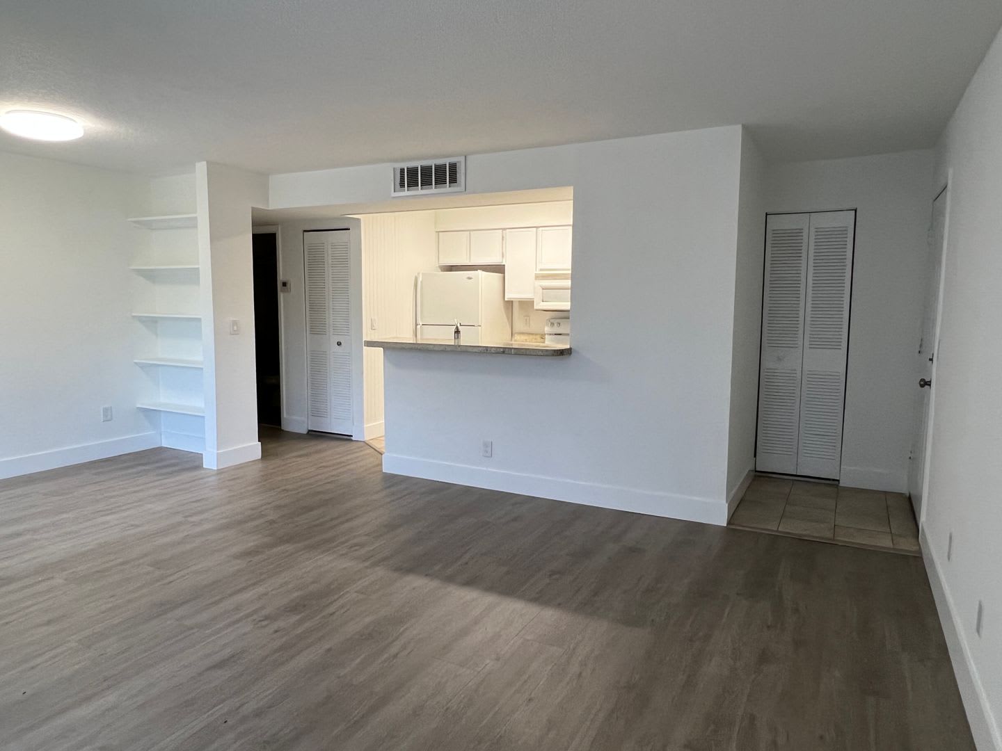 Beautiful Apartment in Gated Community FULL SIZE washer/dryer – photo 1
