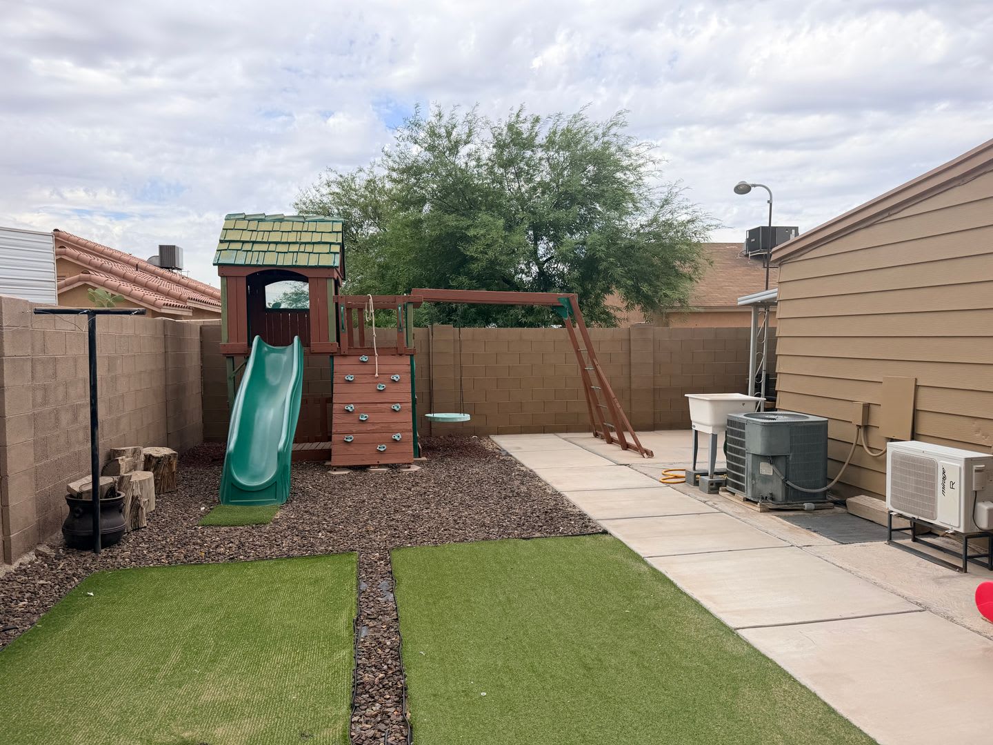 Fully Fenced 3 Bedroom Home With Covered Parking And Landscaped Property – photo 5