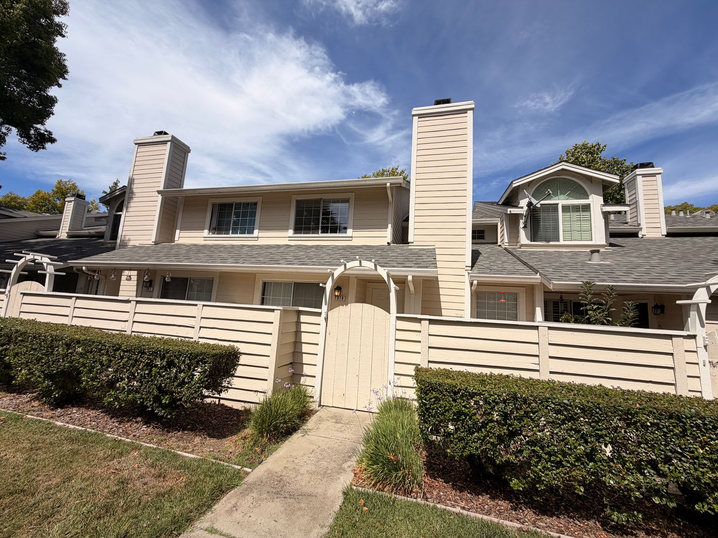 STUNNING TWO FLOOR 3BD/2.5BA TOWNHOME IN PLEASANTON CA!!!! – photo 1