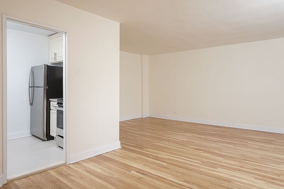 2244 Bronx Park E – photo 4